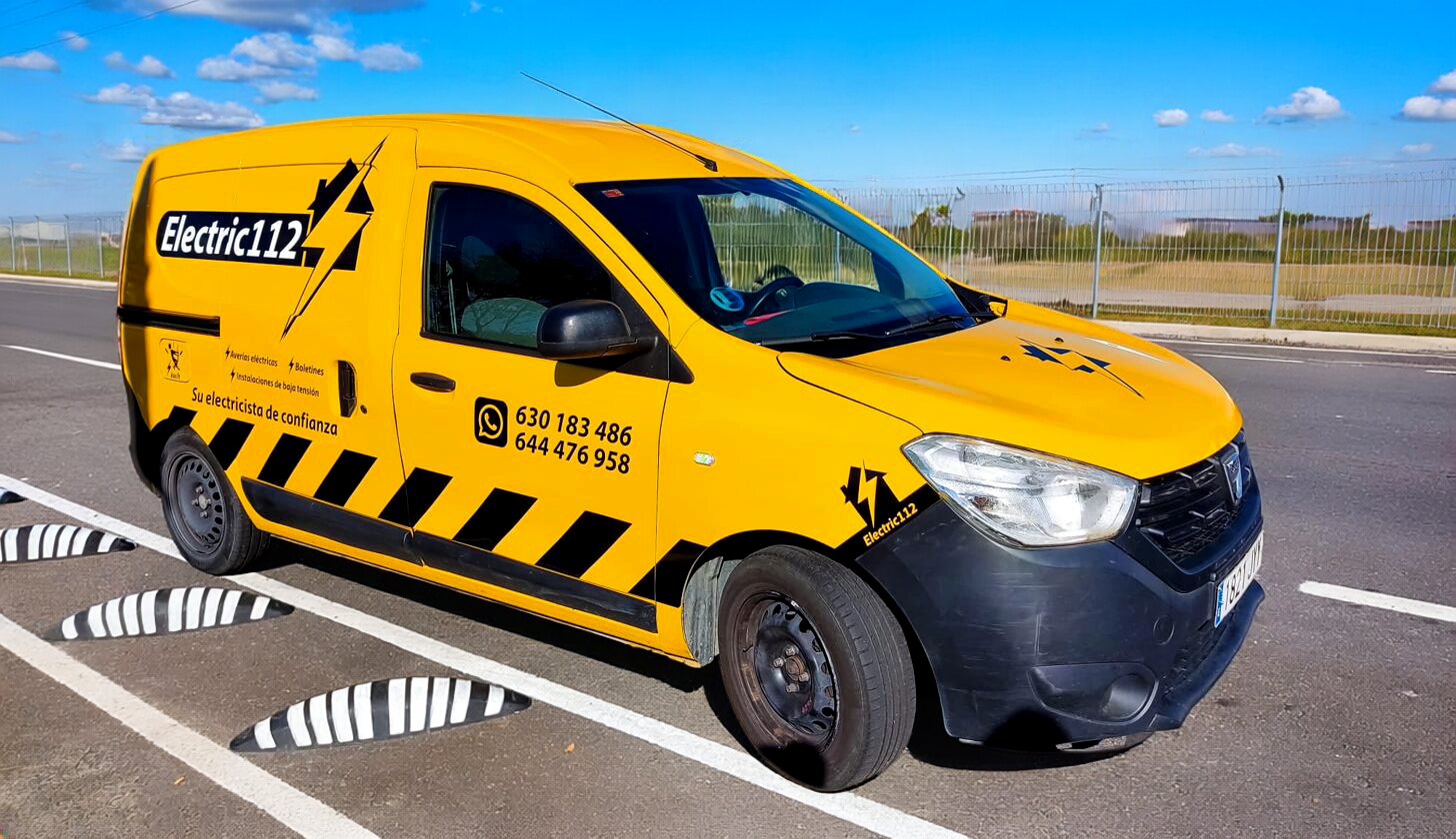 Furgoneta de Electric112 con el rótulo Su electricista de confianza